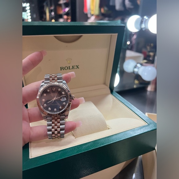 Rolex Datejust 40mm Everose Gold and Steel - Picture 2 of 7